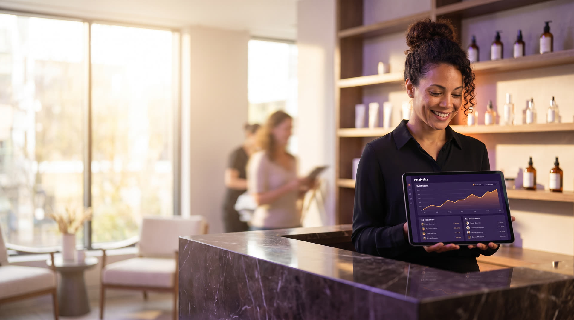 Dona da clínica sorrindo com o painel do Thrust Base no tablet