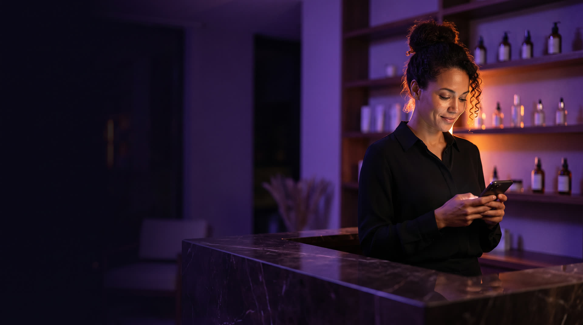Dona de clínica conferindo as vendas no celular